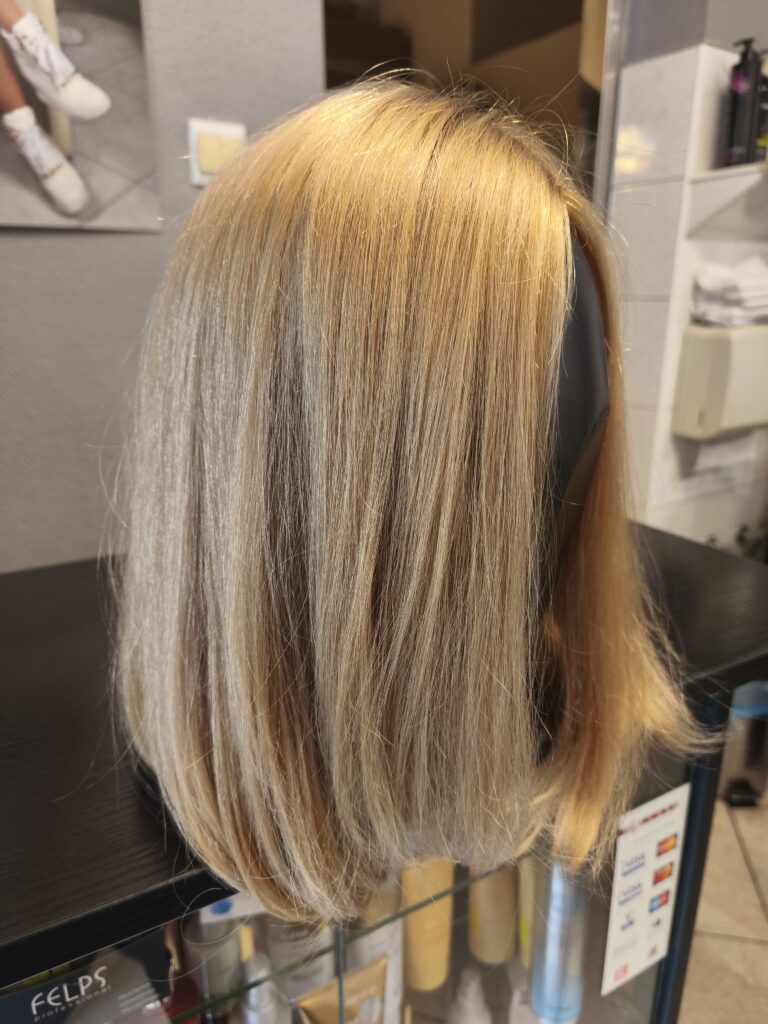 Peruka z włosów naturalnych — blond